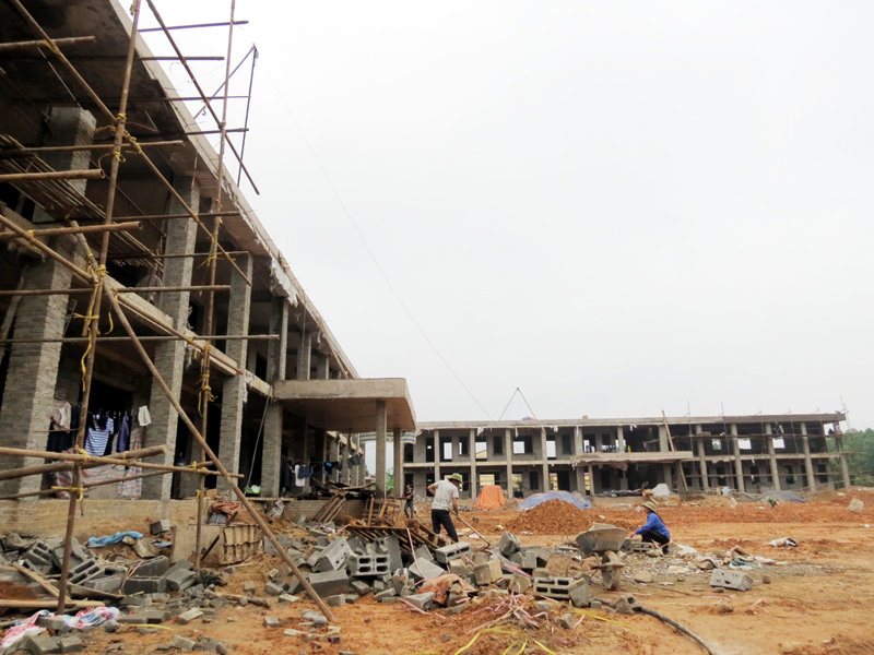 Trường Phổ thông dân tộc bán trú Tiểu học và THCS Nam Sơn đang được xây dựng với 8 phòng học, khu hiệu bộ và các công trình phụ trợ khác, có tổng mức đầu tư gần 15 tỷ đồng, dự kiến sẽ hoàn thành vào tháng 5-2017.  Chùm ảnh: Thuỳ Loan  (Trung tâm TT-VH Ba Chẽ)