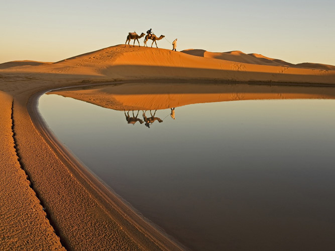   Sa mạc Sahara trải dài qua 11 quốc gia Bắc Phi. Những cồn cát dài bất tận cùng những cao nguyên đá và thung lũng khô cằn đã làm nên nét đặc trưng khó lẫn của một trong những vùng đất khắc nghiệt nhất thế giới này.