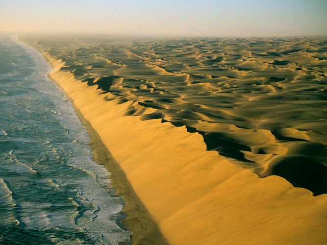   Sa mạc Namib là nơi những triền cát bất tận gặp gỡ với biển xanh bao la. Không chỉ là sa mạc lớn nhất Namibia, Namib còn là sa mạc “già” nhất thế giới với tuổi đời khoảng 80 triệu năm. 