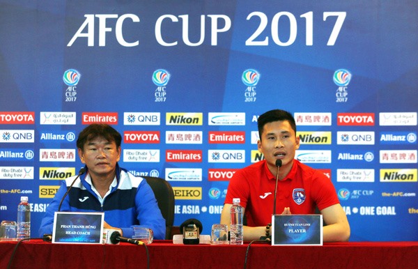 Last chance: Quang Ninh Coal’s coach Phan Thanh Hung (left) and goalkeeper Huynh Tuan Linh seen at the press conference ahead of the match with Home United of Singapore in the third match of Group H of the AFC Cup 2017 today. — Photo thethaovietnam.vn