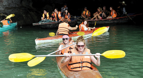 Khách du lịch trải nghiệm dịch vụ chèo kayak trước khi có yêu cầu tạm dừng hoạt động này của TP Hạ Long.