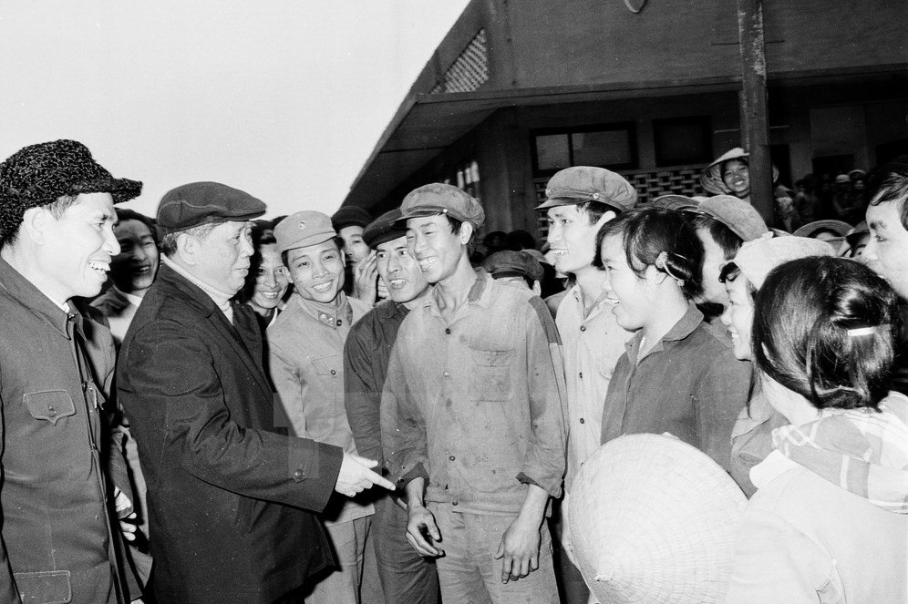 Tổng Bí thư Lê Duẩn nói chuyện với công nhân sàng tuyển than Cửa Ông, tỉnh Quảng Ninh (1/1980). (Ảnh: Văn Bảo/TTXVN)
