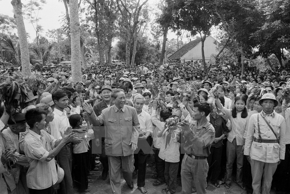 Tổng Bí thư Lê Duẩn thăm huyện Đức Thọ, tỉnh Nghệ Tĩnh (22/4/1979). (Ảnh: Văn Bảo/TTXVN)