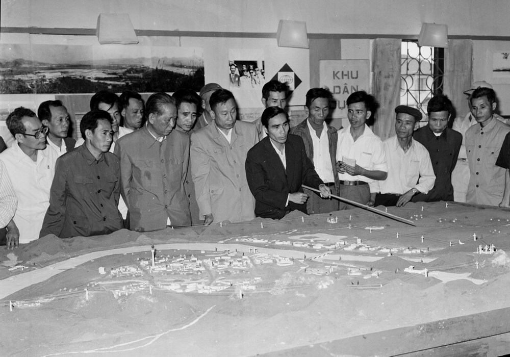 Tổng Bí thư Lê Duẩn xem sa bàn về kế hoạch xây dựng Nhà máy thủy điện Hòa Bình (1980). (Ảnh: Xuân Lâm/TTXVN)