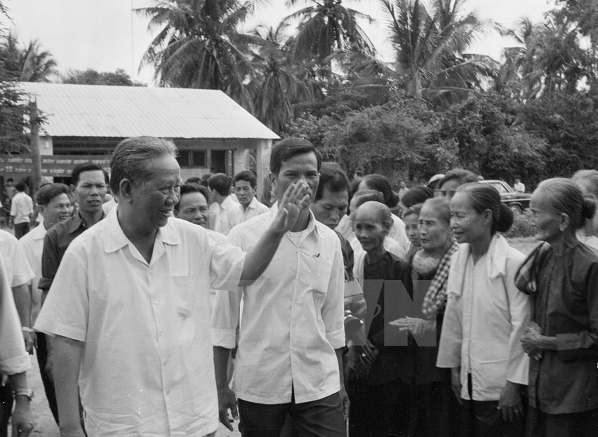 Tổng Bí thư Lê Duẩn thăm cán bộ, nhân dân xã Nhơn Hưng - xã Anh hùng của huyện Tịnh Biên (tỉnh An Giang) có nhiều thành tích trong chiến đấu chống Khmer Đỏ của chế độ diệt chủng Pol Pot (Campuchia), bảo vệ biên giới Tây Nam. (Ảnh: Văn Bảo/TTXVN)