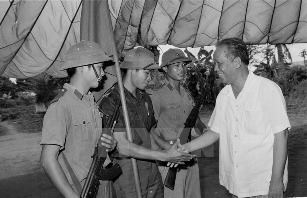 Tổng Bí thư Lê Duẩn thăm các chiến sỹ bộ đội Quân khu 9 bảo vệ biên giới Tây Nam (1980). (Ảnh: Văn Bảo/TTXVN)