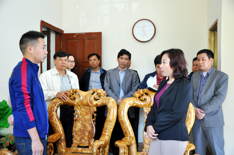 Đồng chí Vũ Thị Thu Thuỷ, Phó Chủ tịch UBND tỉnh, kiểm tra hoạt động kinh doanh du lịch lữ hành tại Công ty CP Chính Hoàng Đại Phát, TP Móng Cái.  