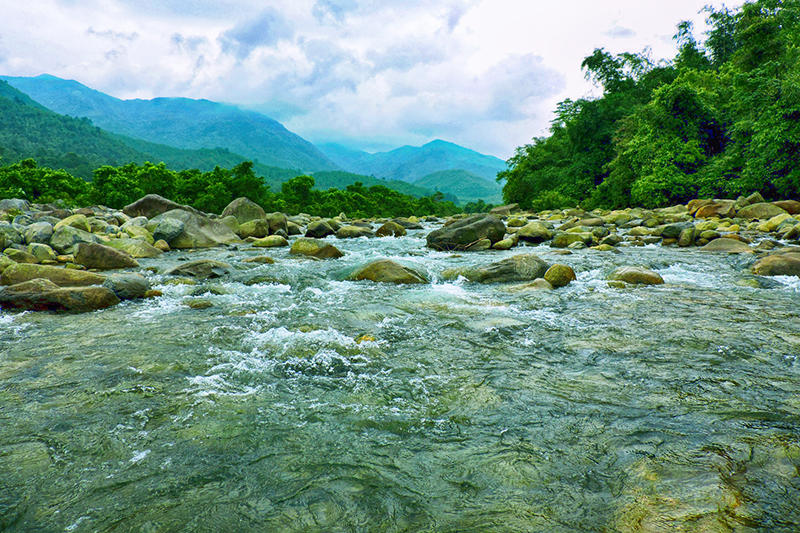 Đồng Văn có nhiều sông suối lớn như Sông Moóc, Khe Tiền là đầu nguồn của sông Tiên Yên.