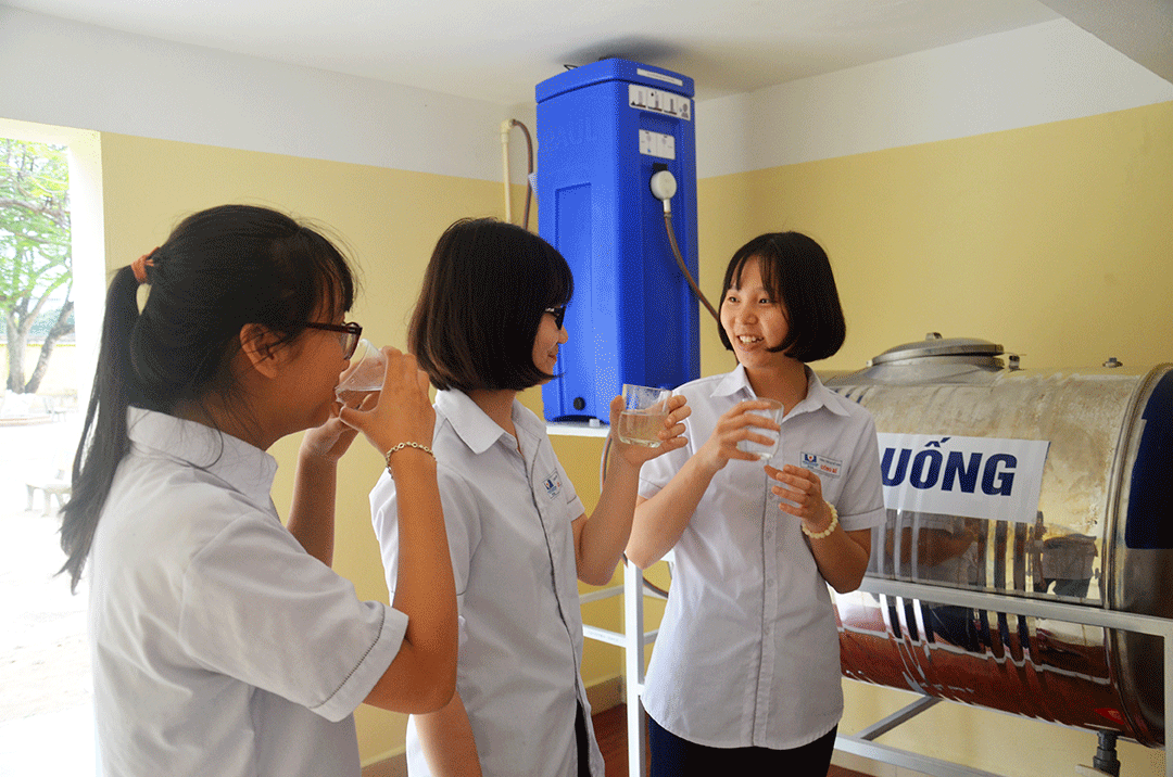 Học sinh Trường THPT Uông Bí uống nước sau khi thiết bị đã được lắp