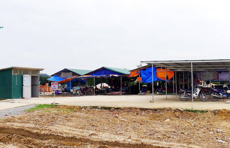 Dự án chợ tạm xã Hạ Long (huyện Vân Đồn) được đưa vào sử dụng từ năm 2013, nhưng đến nay mới hoàn thành hồ sơ quyết toán công trình.