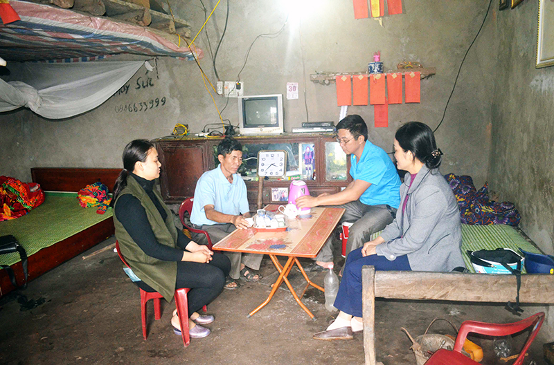 Cán bộ xã Tiên Lãng, huyện Tiên Yên đến tìm hiểu thực tế tại nhà ông Chíu Chăn Và (thứ 2 trái sang), hộ nghèo thôn Cống To để có phương án giúp đỡ hiệu quả.