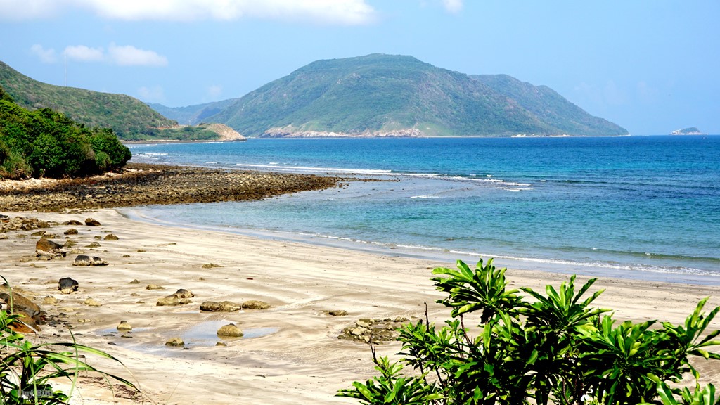 Côn Đảo đón cả nhóm với những ngọn núi hùng vĩ, bờ cát tuyệt đẹp, làn nước biển xanh màu ngọc bích.