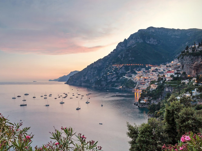   Bờ biển Amalfi miền Nam nước Ý nổi tiếng với cảnh quan tuyệt đẹp của những vách đá dựng đứng, các thị trấn rực rỡ sắc màu và những cánh rừng tươi tốt. Đi dạo trên “Con đường của các vị thần” và ngắm nhìn biển Tyrrhenian sẽ mang lại cho bạn rất nhiều cảm hứng trong cuộc sống.