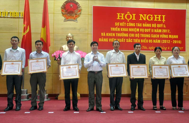 Lãnh đạo Huyện uỷ Tiên Yên trao thưởng cho những tổ chức cơ sở đảng trong sạch vững mạnh, đảng viên hoàn thành xuất săc nhiệm vụ tiêu biểu giai đoạn 2012-2016