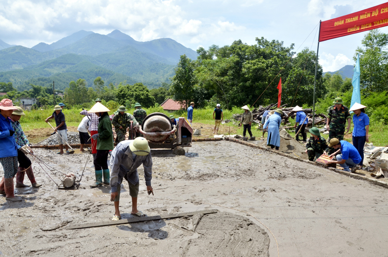 Đoàn Thanh niên Bộ CHQS tỉnh hỗ trợ thôn Bản Cáu, xã Lục Hồn (một trong 6 xã ĐBKK của huyện Bình Liêu) bê tông sân Nhà văn hoá thôn.