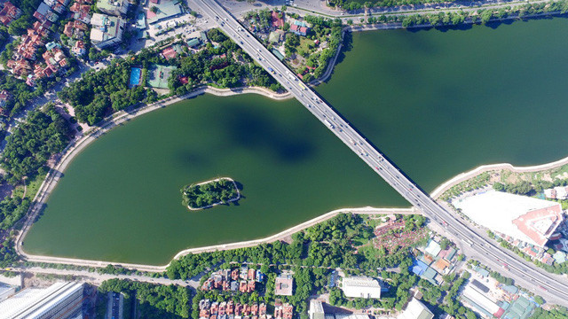   Hồ Linh Đàm nằm ở phía Nam Thủ đô, thuộc phường Hoàng Liệt (Hoàng Mai – Hà Nội) có diện tích mặt nước khoảng 74 ha bao quanh khu đô thị Linh Đàm. Hồ có mặt nước trong xanh, nổi bật bởi vẻ đẹp hoang sơ, trong lành.