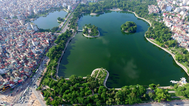   Hồ Bảy Mẫu là một hồ nước ngọt nằm trong công viên Thống Nhất ở Hà Nội. Mặt nước hồ chiếm khoảng 28 ha, giữa hồ có đảo Thống Nhất và đảo Hòa Bình.