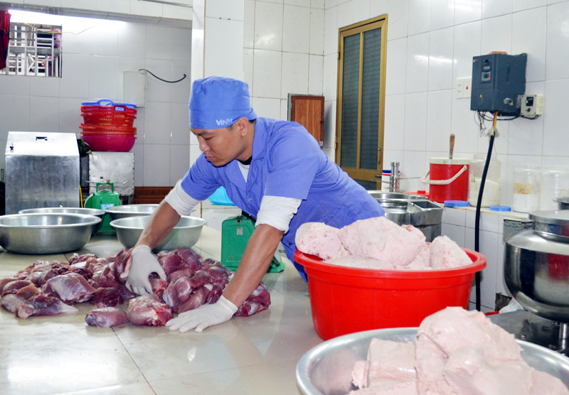 Chế biến sản phẩm giò, chả ở cơ sở Oanh Thời, phường Cao Thắng, TP Hạ Long, cơ sở được đánh giá đảm bảo VSATTP.