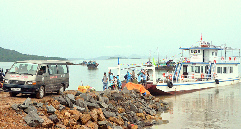 Hoạt động kinh doanh vận tải bằng phà ra xã đảo Cái Chiên, huyện Hải Hà của Công ty TNHH Long Vũ góp phần thiết thực vào sự phát triển du lịch của địa phương.