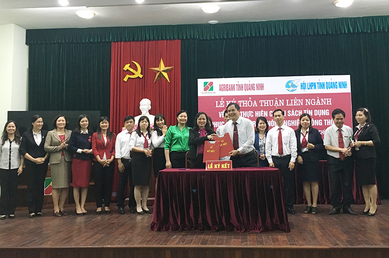 Đại diện Agribank Quảng Ninh và Hội LHPN tỉnh ký kết thỏa thuận