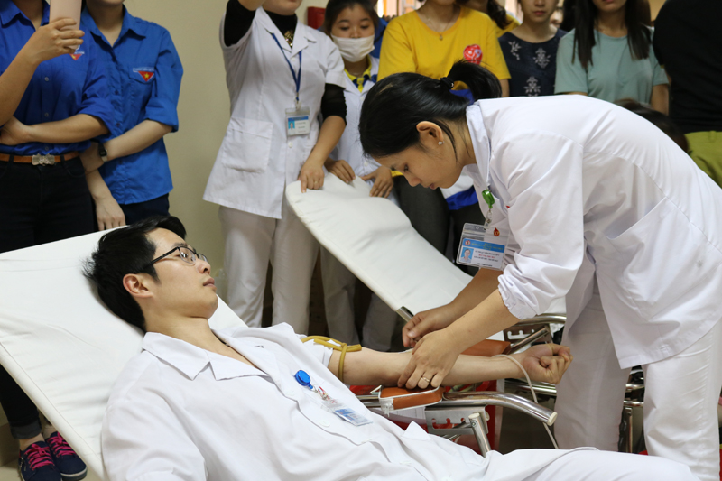 Nhân viên Bệnh viện Việt Nam-Thụy Điển Uông Bí tham gia hiến máu.