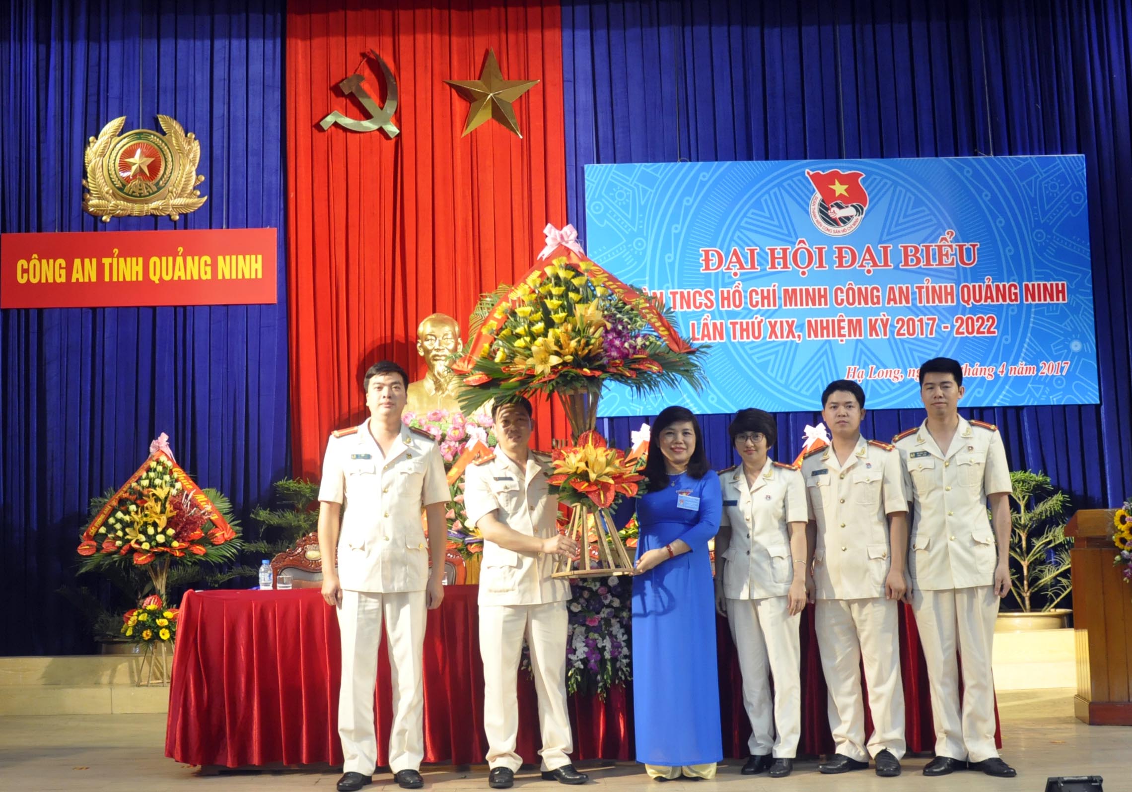Đồng chí Bí thư Đoàn TNCS Hồ Chí Minh tỉnh tặng hoa chúc mừng ĐHĐB  Đoàn TNCS Hồ Chí Minh Công an tỉnh.