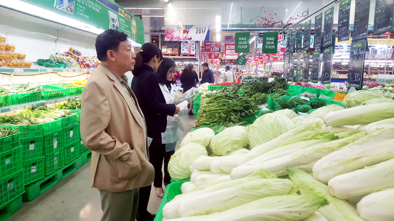 Đoàn liên ngành của tỉnh lấy mẫu kiểm tra các mặt hàng rau, củ, quả tại MM Mega Market dịp Tết Nguyên đán 2017.