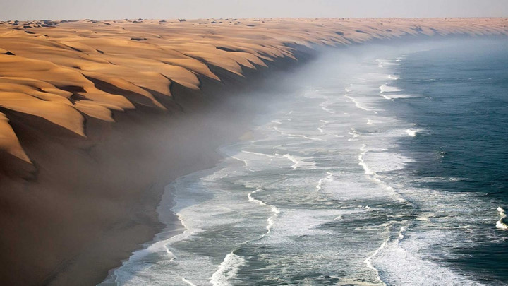   Sa mạc Namib, Châu Phi là nơi sở hữu những cồn cát ấn tượng nhất thế giới. Chúng trải dài ra tận bờ Đại Tây Dương, tạo ra một hình ảnh hết sức siêu thực.