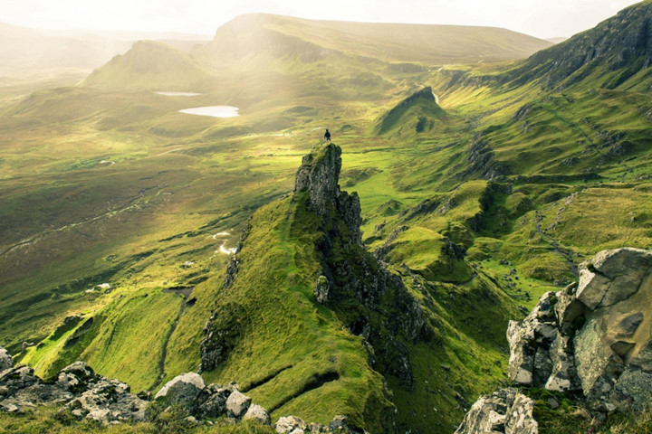   Hòn đảo Skye, Scotland nổi tiếng với những ngọn núi cao hiểm trở, những lâu đài cổ kính, những hồ nước trong xanh và với thiên nhiên hoang sơ không một bóng người.