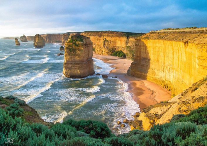   The Twelve Apostles là một tập hợp các khối đá vôi ngoài khơi Vườn quốc gia Port Campbell, tiểu bang Victoria, Úc. Chúng được hình thành qua hàng ngàn năm biến động địa chất, tạo nên một khung cảnh vô cùng ấn tượng.