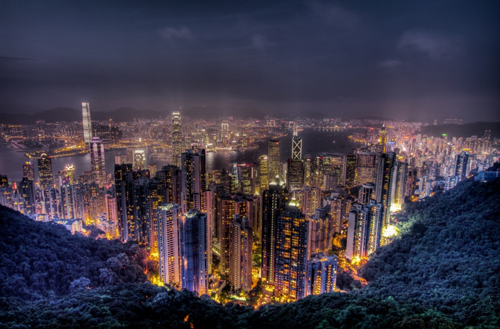   Đỉnh Victoria cao 552 m, từ lâu đã được mệnh danh là vùng đất vàng của Hong Kong. Nơi đây mang đến góc nhìn tuyệt vời ra một trong những đô thị sôi động nhất thế giới, nhất là vào ban đêm.