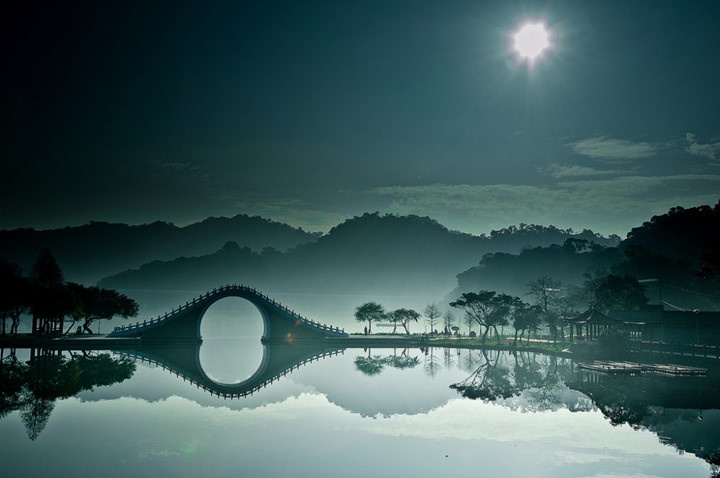   Cầu Mặt trăng là địa điểm du lịch vô cùng nổi tiếng, nằm trong Công viên Dahu, thành phố Đài Bắc, Đài Loan. Mặt hồ lớn tại đây giống như một chiếc gương phản chiếu lại bầu trời, tạo ra một bức tranh phong cảnh cực kỳ ấn tượng.