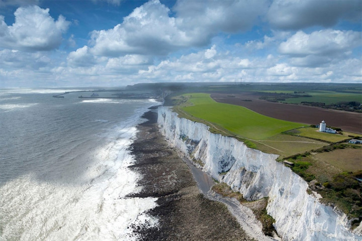   Vách đá vôi trắng độc đáo này nằm tại bờ biển Kent, miền Dover, nước Anh. Chúng cao và hùng vĩ tới mức đã từng được dùng để định hướng cho ngư dân trên biển trong suốt một thời gian dài.