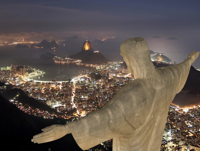   Đây là bức tượng Chúa Cứu Thế nổi tiếng, nằm trên đỉnh núi Corcovado, Brazil. Công trình tôn giáo này chính là biểu tượng của Rio de Janeiro, một trong những thành phố sôi động nhất thế giới.