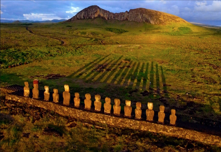   Đảo Phục Sinh là một trong những nơi hẻo lánh nhất thế giới, nằm trơ trọi giữa Thái Bình Dương. Những bức tượng Moai khổng lồ đã tạo nên một không gian hết sức thần bí ở nơi đây, nhất là vào buổi hoàng hôn.