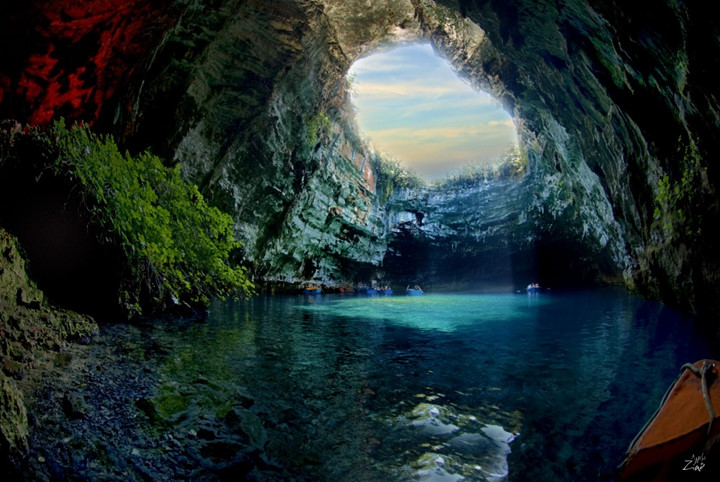   Theo thần thoại Hy Lạp, hang động Melissani thuộc đảo Kefalonia, Hy Lạp là nơi cư ngụ của những thần nữ xinh đẹp nhất thế gian. Những câu chuyện huyền bí cùng vẻ đẹp đầy mê hoặc đã khiến nơi đây trở thành một điểm du lịch vô cùng nổi tiếng.