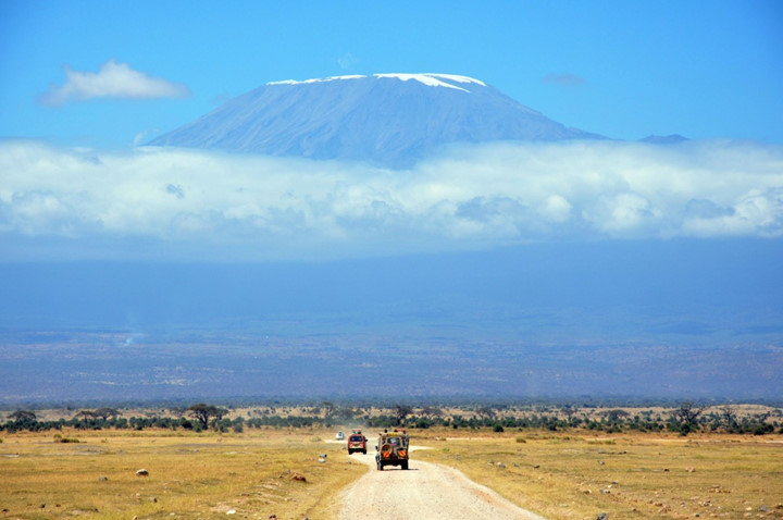   Với quang cảnh nhìn từ xa đã ấn tượng như thế này, cũng không khó hiểu tại sao ngọn núi Kilimanjaro, Tanzania lại thu hút hơn 40.000 du khách mỗi năm.