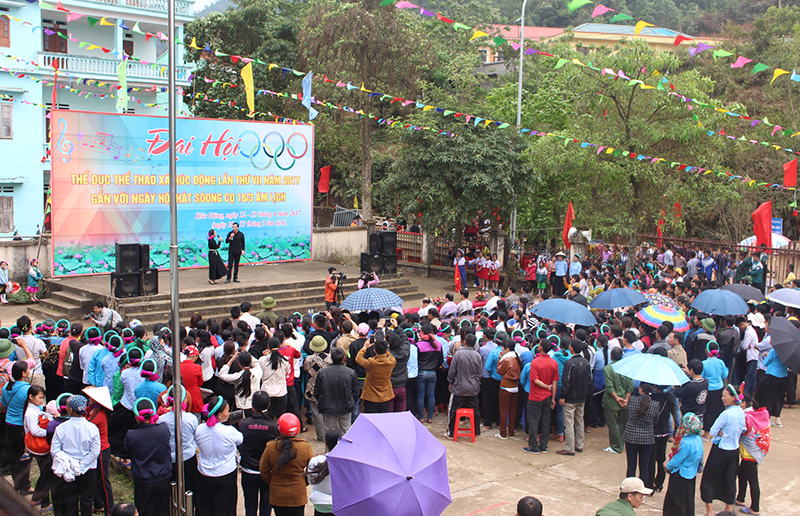 Ngày hội thu hút rất đông người dân và du khách thập phương.