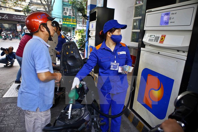 Khách hàng mua xăng tại của hàng xăng dầu số 9 Trần Hưng Đạo (Hà Nội). (Ảnh: Minh Quyết/TTXVN)