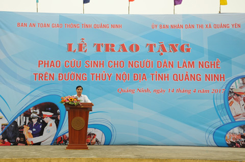 Đồng chí Vũ Văn Diện, Phó Chủ tịch UBND tỉnh, Phó Trưởng Ban phụ trách Ban ATGT tỉnh phát biểu tại buổi lễ trao tặng 
