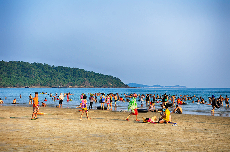Bãi biển Hồng Vàn, Cô Tô thu hút rất đông du khách mỗi khi hè về.