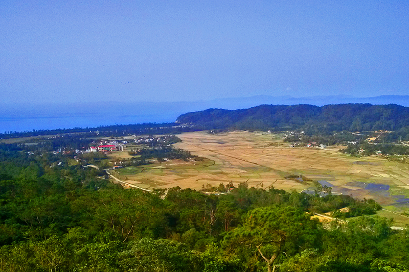 Một góc nhìn đẹp huyện đảo Cô Tô từ Đèn biển Cô Tô.