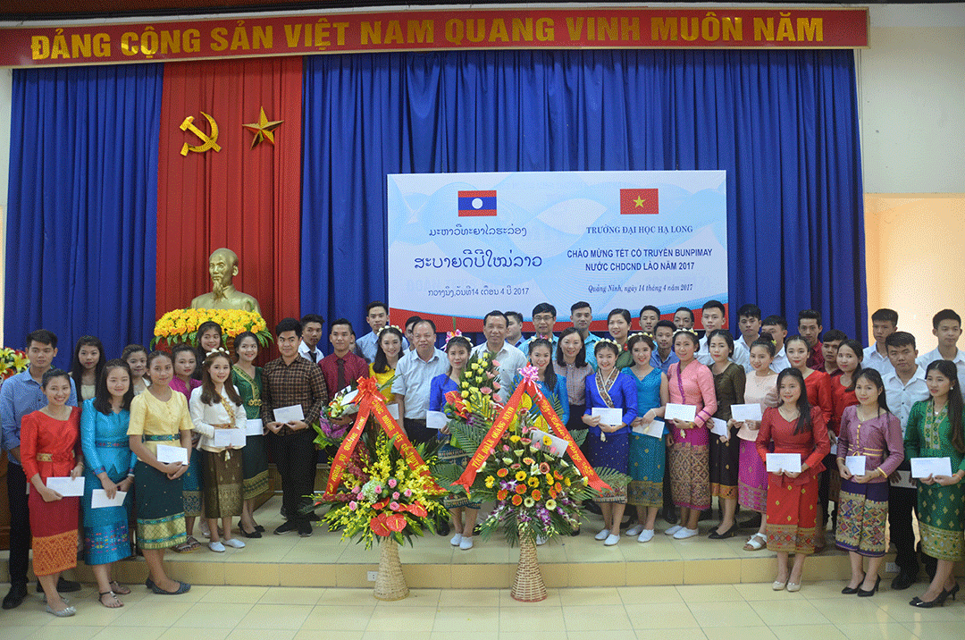 Lãnh đạo Sở  GD&ĐT và Trường Đại học Hạ Long tặng hoa, quà cho các lưu học sinh Lào