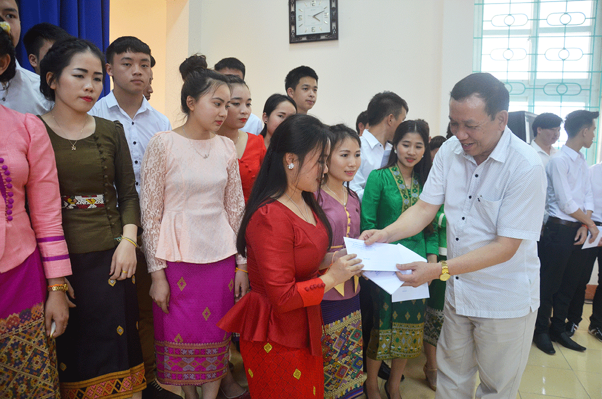 Lãnh đạo Trường Đại học Hạ Long tặng quà cho lưu học sinh Lào