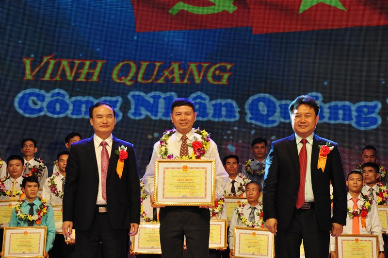 Các đồng chí: Nguyễn Đức Thành, Phó Chủ tịch HĐND tỉnh; Trần Danh Chức, Chủ tịch LĐLĐ tỉnh tặng chúc mừng công nhân tiên tiến tiêu biểu.