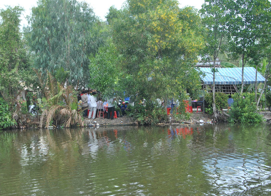 Người dân đến chia buồn với gia đình cháu Kiều tại xã Tân Lộc, huyện Thới Bình, Cà Mau - Ảnh: thethaovanhoa.vn