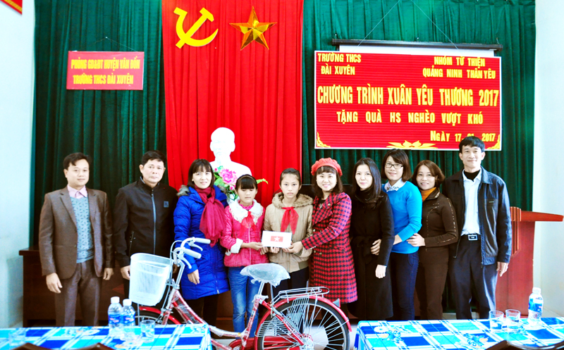CLB Từ thiện Quảng Ninh thân yêu trao hỗ trợ cho 2 chị em có hoàn cảnh đặc biệt Trần Thị Thanh, Trần Thị Sen, học sinh Trường THCS Đài Xuyên, huyện Vân Đồn.