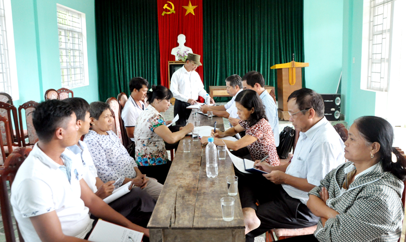 Một buổi họp của thôn Tân Liên (xã Quảng Tân) để triển khai thực hiện chủ đề công tác năm 2017.