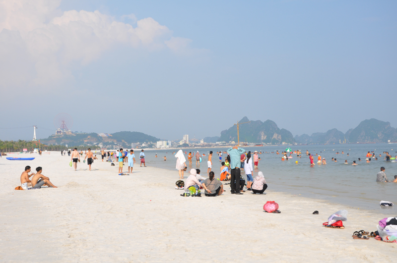 Bãi tắm Hạ Long, Công viên Đại Dương Hạ Long (Phường Bãi Cháy, TP Hạ Long) thu hút đông du khách vào dịp hè