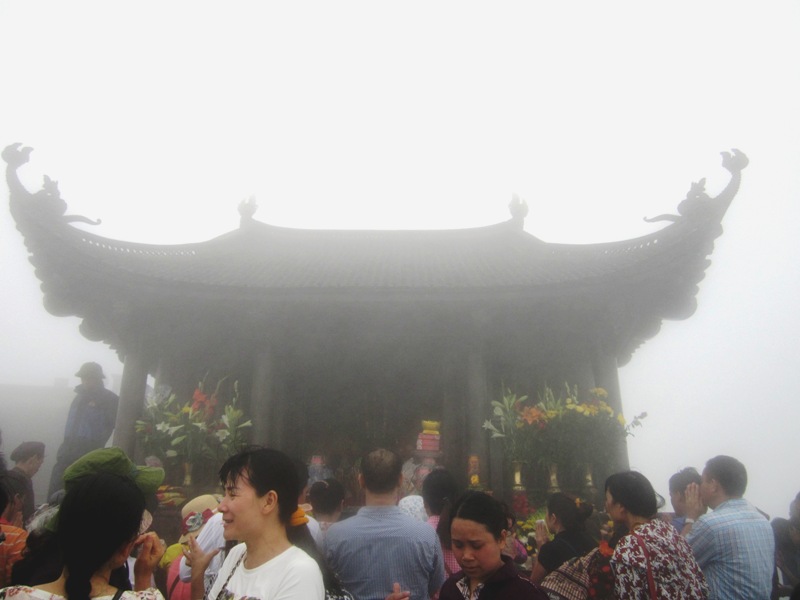 Hành lễ tại chùa Đồng trên đỉnh non thiêng Yên Tử.